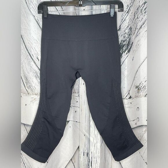 Lululemon Zone In Crop Tight Leggings 6 - Picture 1 of 4